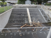 902485 Gezicht op het gemaal De Aanvoerder ter hoogte van de Groenewoudsedijk te Utrecht, dat vanuit het ...